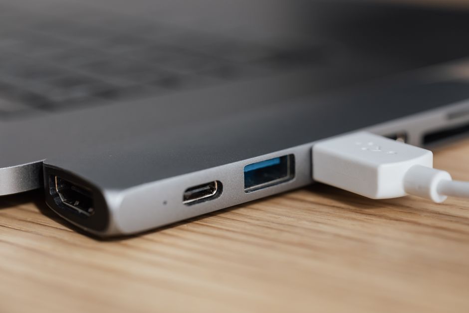 USB4 vs Thunderbolt 4: Real-World Bandwidth, Daisy-Chaining Limits, Cable Certification, and What Works with Your Laptop